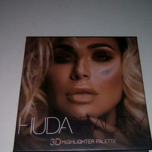 Huda Beauty highlighter pallet